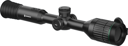 HIKMICRO ALPEX A50TN Digital Night Vision sikte är skapat för jakt i svagt ljus. Den ger tydlighet i fullfärg på dagtid och klassisk svartvit visning på natten. Det traditionella 30 mm-röret möter behoven hos professionella jägare som värdesätter traditioner och söker teknisk överlägsenhet.