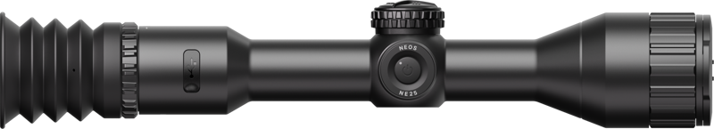 Hikmicro Neos NE25 är ett kompakt och lätt värmekikarsikte som är utformat för att fungera som en prisvärd instegsmodell inom värmejakt. Med en vikt på endast 540 g är det lätt att hantera