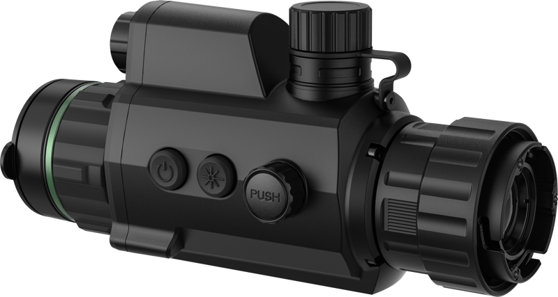 HIKMICRO Cheetah C32F-RN Digital Night Vision Clip-On är kapabel att fånga varje föremål i detalj och med stor tydlighet. Med en specifik optisk komponent kan den upptäcka mer IR-information i dimma.