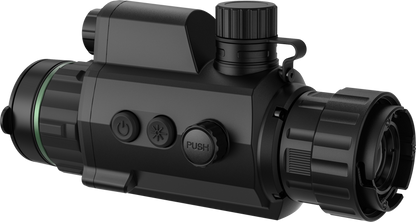 HIKMICRO Cheetah C32F-RN Digital Night Vision Clip-On är kapabel att fånga varje föremål i detalj och med stor tydlighet. Med en specifik optisk komponent kan den upptäcka mer IR-information i dimma.