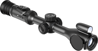 HIKMICRO ALPEX PRO A50PL är ett digitalt dag- och mörkerseende kikarsikte som är utformat för tydlig observation av mål från starkt dagsljus till djup natt. Med en 12 MP-sensor och ett ljusstarkt 50 mm F1.8-objektiv ger det ett brett synfält på 12