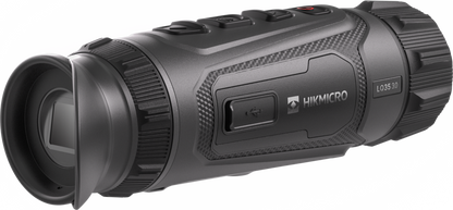 HIKMICRO LYNX LQ35 3.0 är ett kompakt termiskt monokulärt kikarsikte som är utvecklat för seriösa jägare och friluftsmänniskor som behöver pålitlig detektering och identifiering på medellång till lång distans. Med en basförstoring på 1