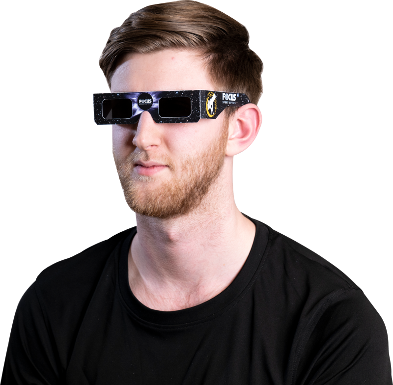 Njut av att titta på det sällsynta solfenomenet av en solförmörkelse på ett säkert sätt med Focus Sport Optics solförmörkelseglasögon. Tillverkade med högkvalitativa linser. Våra solglasögon erbjuder dig den bästa tittarupplevelsen med 100% säkerhet!