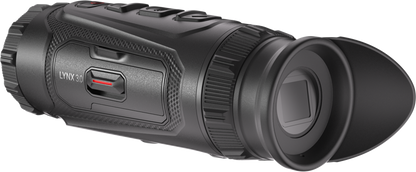 HIKMICRO Lynx 3.0 LH19 kombinerar avancerad värmekamerateknik med exceptionell bärbarhet för jägare och friluftsproffs som kräver tillförlitlig prestanda i fält. Denna kompakta termiska monokular ger professionell detekteringsförmåga i en lättviktsdesign i fickformat.
