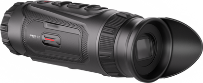 HIKMICRO Lynx 3.0 LH25 sätter en ny standard för termisk detektering på långa avstånd och kombinerar en 384×288-detektor med ett 25 mm f/1.0-objektiv för att leverera exceptionella prestanda för observation i öppen terräng och professionella tillämpningar. Denna avancerade termiska monokular utmärker sig där maximalt detekteringsområde är kritiskt.
