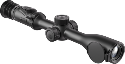 HIKMICRO ALPEX PRO A50P är ett digitalt dag- och mörkerseende kikarsikte som är konstruerat för tydlig och detaljerad observation från starkt dagsljus till djup natt. Med en 12 MP-sensor och ett ljust 50 mm F1.8-objektiv ger det ett brett synfält på 12