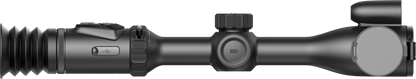 HIKMICRO ALPEX PRO A50PL är ett digitalt dag- och mörkerseende kikarsikte som är utformat för tydlig observation av mål från starkt dagsljus till djup natt. Med en 12 MP-sensor och ett ljusstarkt 50 mm F1.8-objektiv ger det ett brett synfält på 12