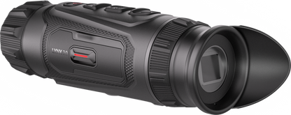 HIKMICRO LYNX LQ35 3.0 är ett kompakt termiskt monokulärt kikarsikte som är utvecklat för seriösa jägare och friluftsmänniskor som behöver pålitlig detektering och identifiering på medellång till lång distans. Med en basförstoring på 1