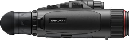 Habrok HQ35L är en högpresterande 4K-multispektrumkikare med en kraftfull 640×512 termisk sensor med känslighet under 20 mK och ett 35 mm objektiv för att upptäcka värmesignaturer upp till 1800 meter. Detta kombineras med en 4K CMOS digital sensor och 60 mm optik för fantastiska detaljer och upp till 22x förstoring. Med en inbyggd laseravståndsmätare på 1000 m