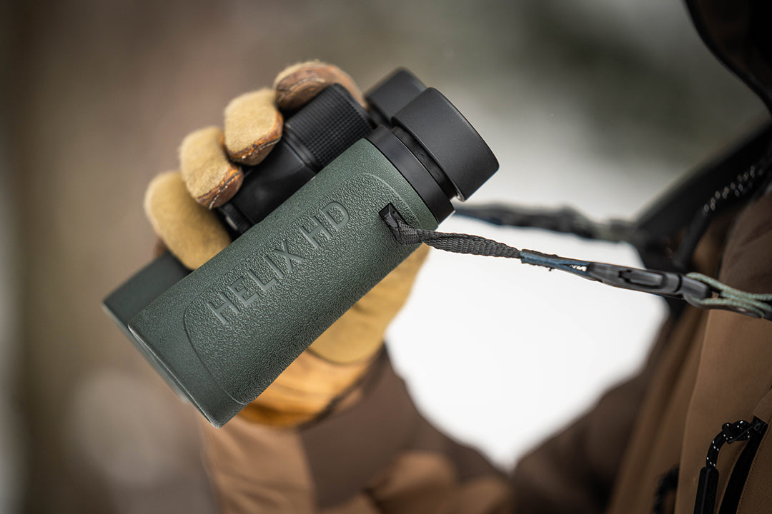 Element Optics Helix HD 8x42 i handen